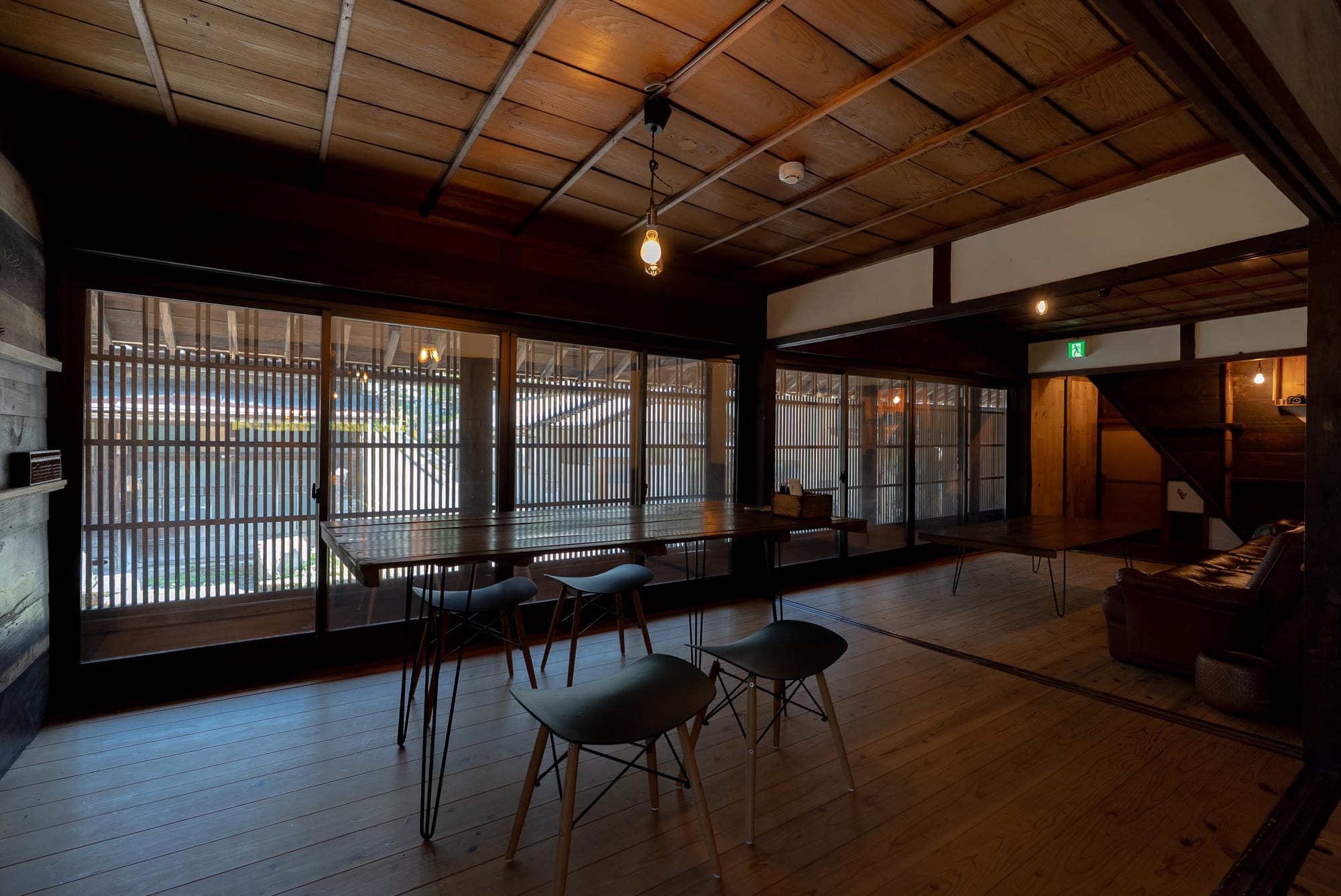 Superior Family Room — 2nd modern floor